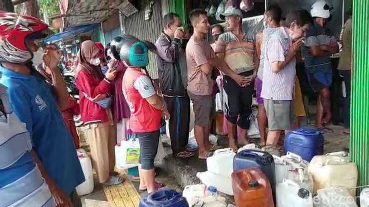 QueenDibaaa's tweet photo. Kapolri Jenderal Listyo Sigit @ListyoSigitP Prabowo dan Menteri Perdagangan RI Muhammad Lutfi menggelar Video Conference dengan seluruh Kapolda dan Kapolres terkait kelangkaan minyak goreng.

#SikatPenimbunMigor https://t.co/CoDTUXKKdf