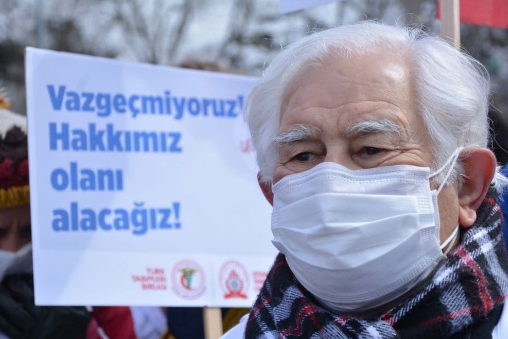 Bugün Önlüğümüzü Çamura Bulamaya Çalışanlara Karşı Her Yeri Beyaz Boyama Günüdür

📢 #HaklarımızİçinGöREVdeyiz 
📢 #14MartTıpBayramı

👇
ttb.org.tr/925yj07