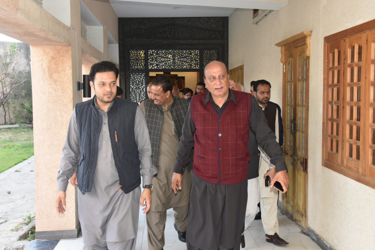 RajaBasharatLAW's tweet photo. ممبر صوبائی اسمبلی @WasiqQAbbasi کی صوبائی وزیر قانون پنجاب محمد بشارت راجہ کی رہائش گاہ آمد۔
محمد بشارت راجہ سے انکی ہمشیرہ کی وفات پر اظہار افسوس کیا اور مرحومہ کے درجات کی بلندی و مغفرت کے لیے فاتحہ خوانی کی۔
#Rawalpindi #PP14 #Dhamial https://t.co/eizMkGW2PZ