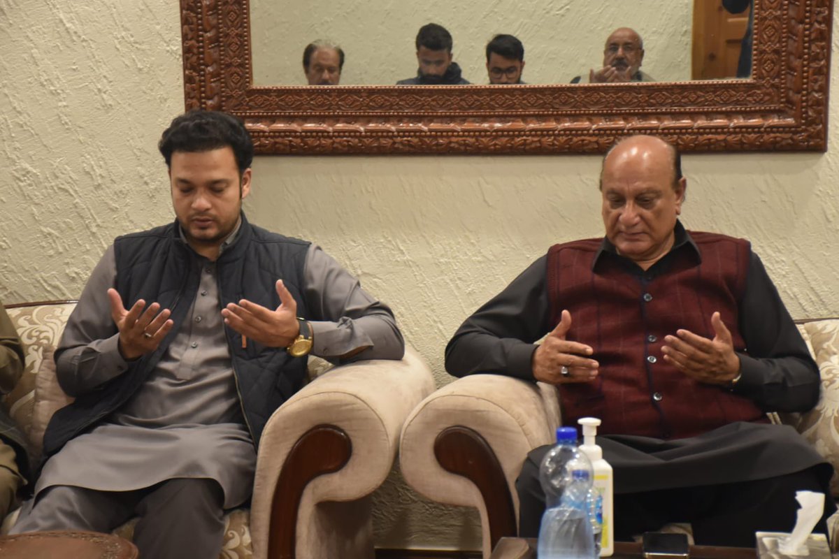 RajaBasharatLAW's tweet photo. ممبر صوبائی اسمبلی @WasiqQAbbasi کی صوبائی وزیر قانون پنجاب محمد بشارت راجہ کی رہائش گاہ آمد۔
محمد بشارت راجہ سے انکی ہمشیرہ کی وفات پر اظہار افسوس کیا اور مرحومہ کے درجات کی بلندی و مغفرت کے لیے فاتحہ خوانی کی۔
#Rawalpindi #PP14 #Dhamial https://t.co/eizMkGW2PZ