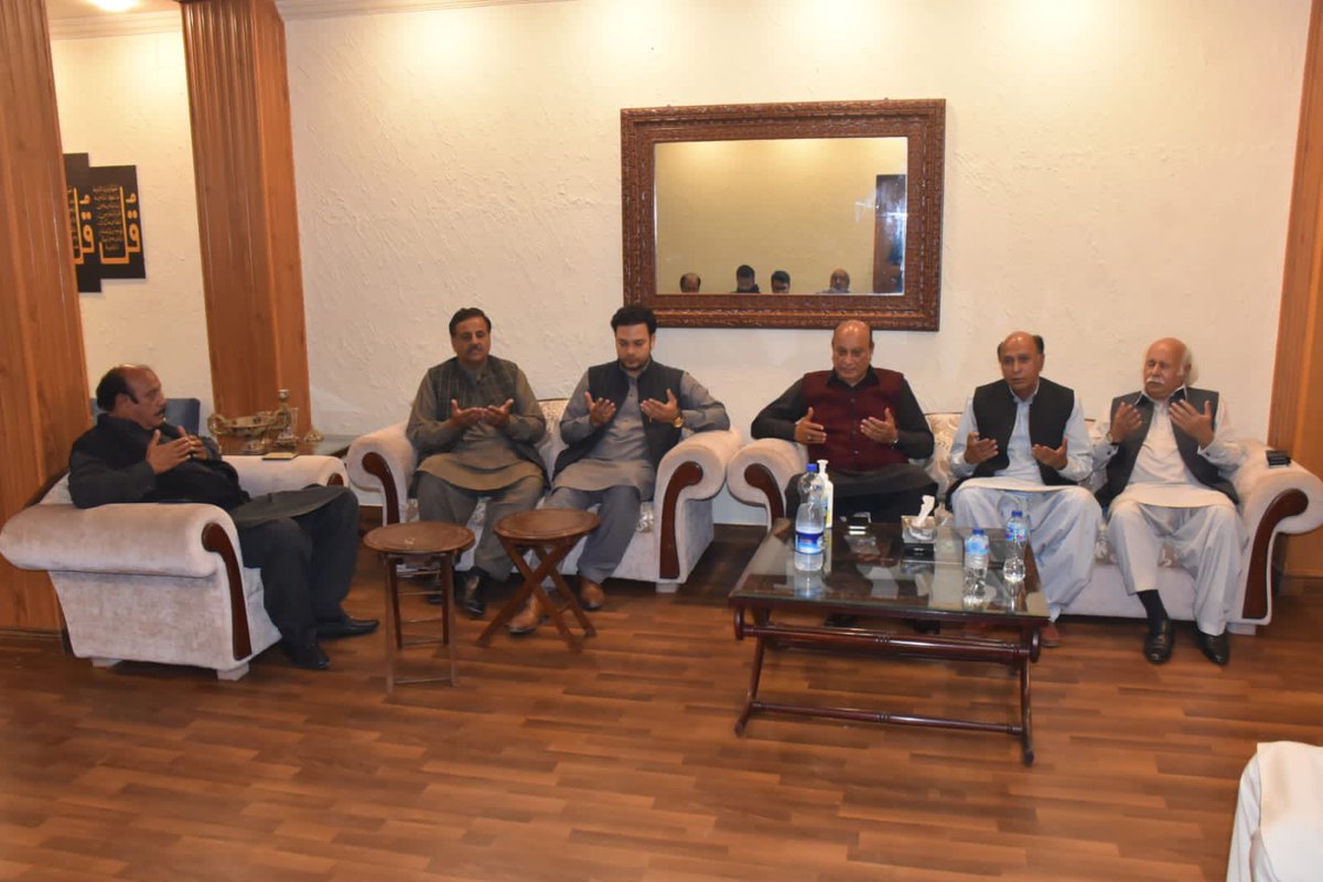 RajaBasharatLAW's tweet photo. ممبر صوبائی اسمبلی @WasiqQAbbasi کی صوبائی وزیر قانون پنجاب محمد بشارت راجہ کی رہائش گاہ آمد۔
محمد بشارت راجہ سے انکی ہمشیرہ کی وفات پر اظہار افسوس کیا اور مرحومہ کے درجات کی بلندی و مغفرت کے لیے فاتحہ خوانی کی۔
#Rawalpindi #PP14 #Dhamial https://t.co/eizMkGW2PZ