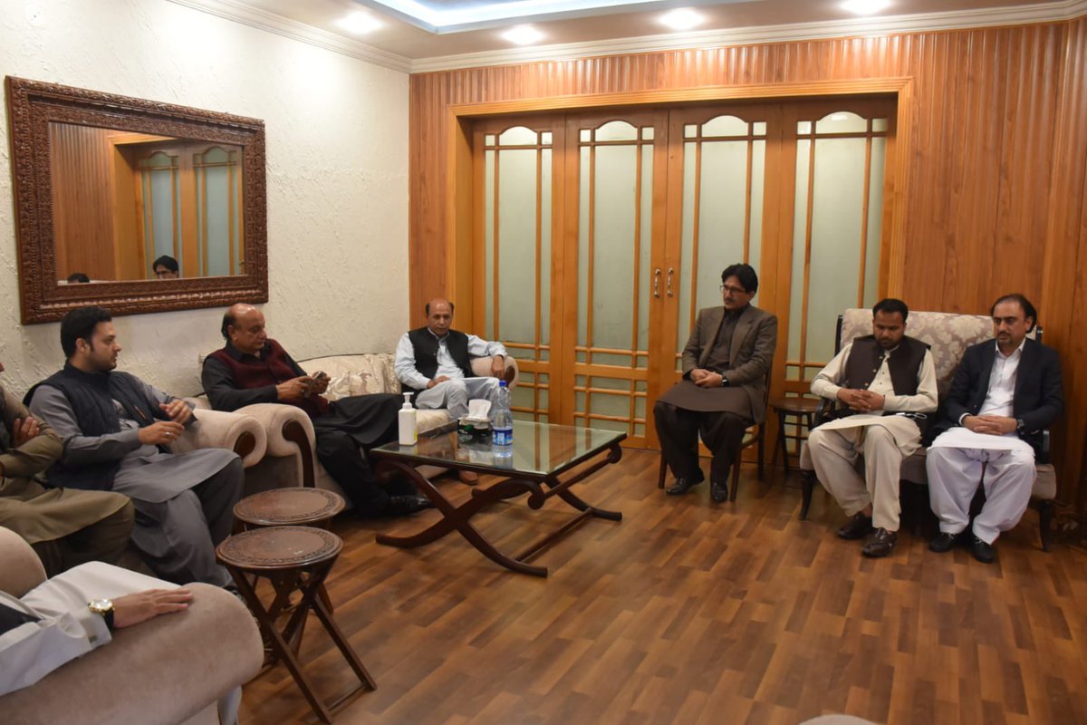 RajaBasharatLAW's tweet photo. ممبر صوبائی اسمبلی @WasiqQAbbasi کی صوبائی وزیر قانون پنجاب محمد بشارت راجہ کی رہائش گاہ آمد۔
محمد بشارت راجہ سے انکی ہمشیرہ کی وفات پر اظہار افسوس کیا اور مرحومہ کے درجات کی بلندی و مغفرت کے لیے فاتحہ خوانی کی۔
#Rawalpindi #PP14 #Dhamial https://t.co/eizMkGW2PZ