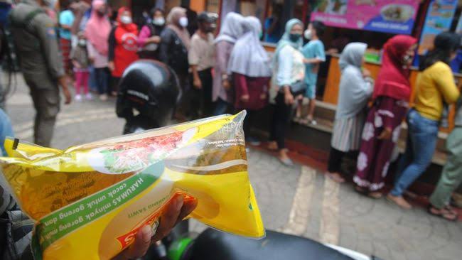 Difaa_SM's tweet photo. "Yang paling penting harus dipastikan rekan-rekan mulai hari ini, besok sampai dengan minggu depan minyak goreng harus ada di lapangan #SikatPenimbunMigor Baik di pasar modern maupun pasar tradisional. Tolong betul-betul diawasi," kata Sigit @ListyoSigitP https://t.co/E1aBGIWOLL