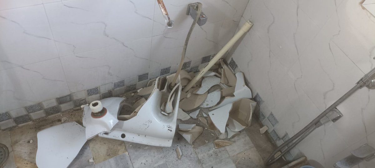 subhashini90's tweet photo. @IndiaHaier What a harrowing experience when your less than 3 month old geyser suddenly falls off its mount! I am scared to imagine what would have happened if any of my family members were there when this happened! Seriously makes one question brand quality 😔 https://t.co/t5xZ5ibQQ5