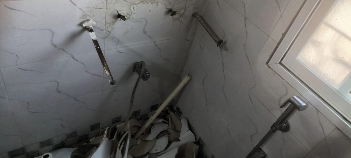subhashini90's tweet photo. @IndiaHaier What a harrowing experience when your less than 3 month old geyser suddenly falls off its mount! I am scared to imagine what would have happened if any of my family members were there when this happened! Seriously makes one question brand quality 😔 https://t.co/t5xZ5ibQQ5