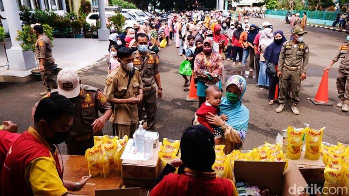 NovieDiyan's tweet photo. Kapolri @ListyoSigit mengingatkan adanya celah pelanggaran terkait dengan disparitas harga dalam penjualan di pasar internasional.

#SikatPenimbunMigor https://t.co/XNa1eTOGx8