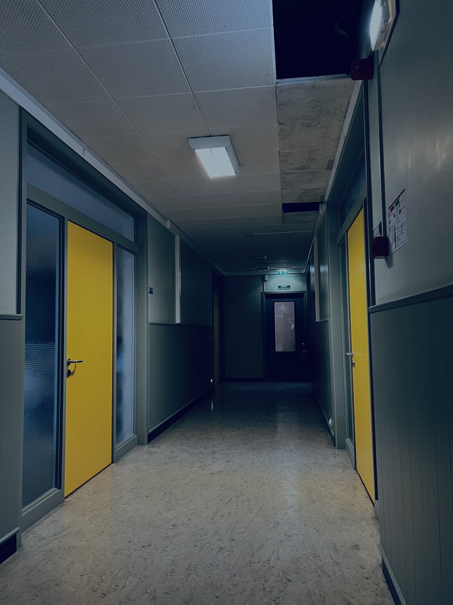 L4RNT's tweet photo. mon école c'est des backroom ? https://t.co/XOdHNCB7w4