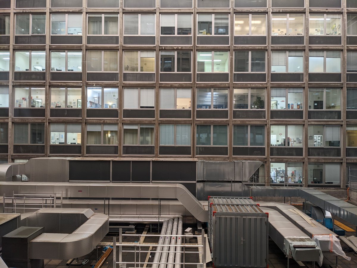 pierre_vanmedge's tweet photo. The view from my office window #riant #aumoinsjaiunefenetre @Hopitaux_unige https://t.co/6K0JdTJoiH