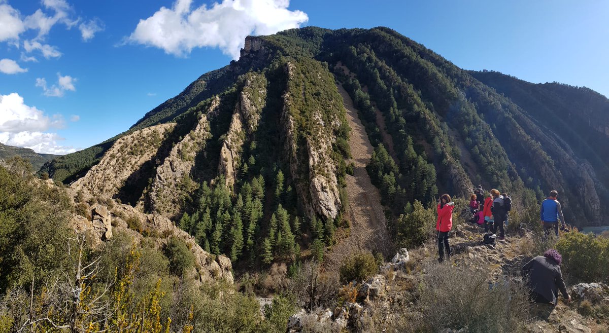 SobrarbeGeopark's tweet photo. El sábado recibimos a nuestros amigos de @Asafona (Asociación de Fotógrafos de Naturaleza de Aragón). Visitamos el Espacio del Geoparque y disfrutamos de un gran día de fotografía de naturaleza, recreándonos en los detalles geológicos. ¡Una jornada magnífica! #geología #arte https://t.co/TF8iWAcbxr