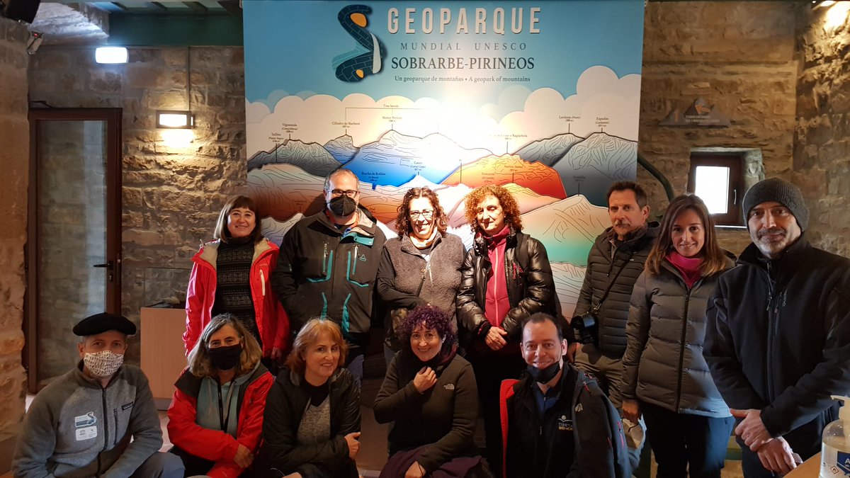 SobrarbeGeopark's tweet photo. El sábado recibimos a nuestros amigos de @Asafona (Asociación de Fotógrafos de Naturaleza de Aragón). Visitamos el Espacio del Geoparque y disfrutamos de un gran día de fotografía de naturaleza, recreándonos en los detalles geológicos. ¡Una jornada magnífica! #geología #arte https://t.co/TF8iWAcbxr