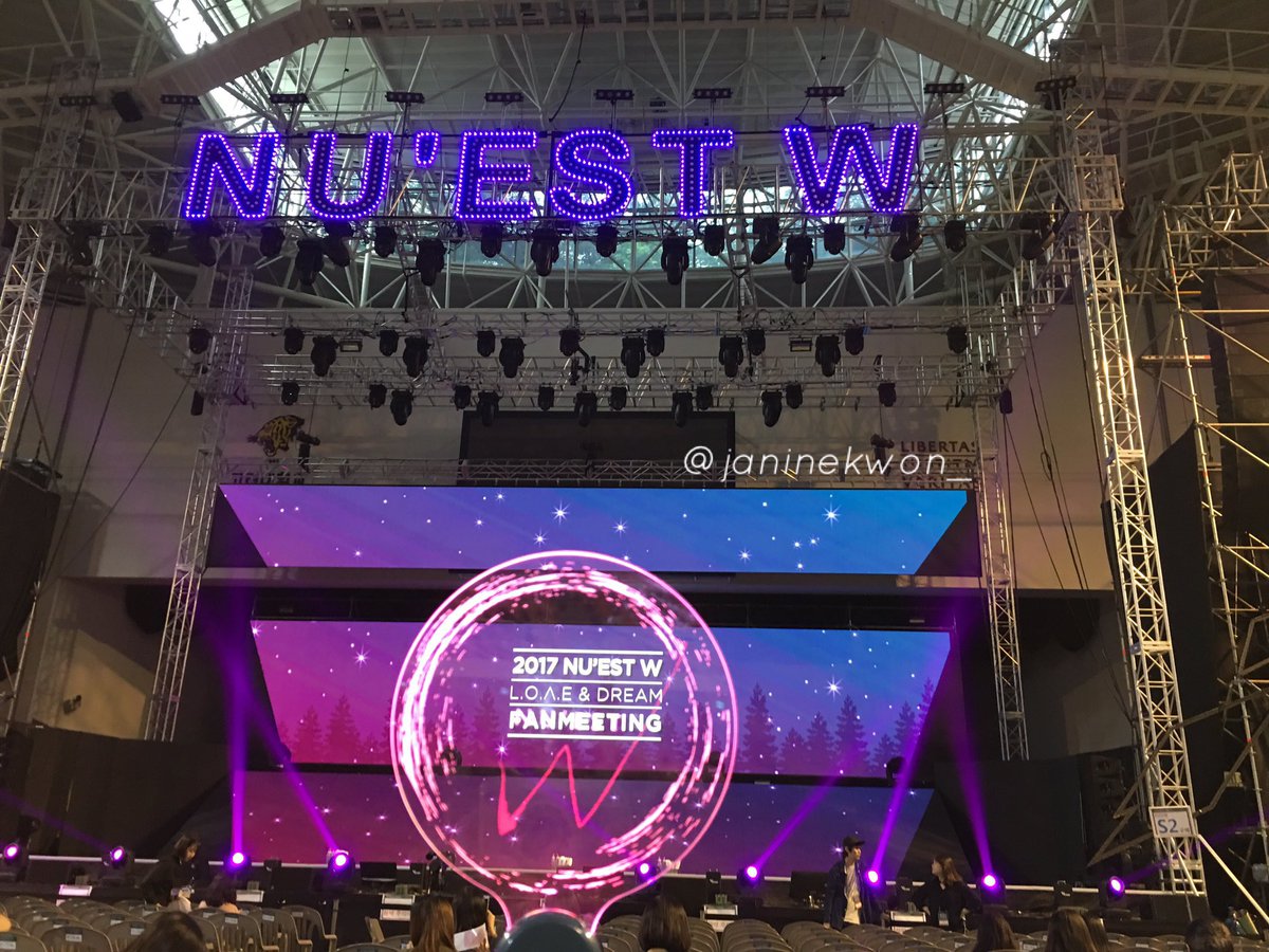 janinekwon_'s tweet image. Sharing you pics I’ve taken of our beautiful lightsticks since 2017❤️(1)
#뉴이스트와_러브는_다시봄
Always and forever, NU’EST
#FOREVER_SPRING_NUEST
반딧봉 들고 다시 만나요❤️❤️