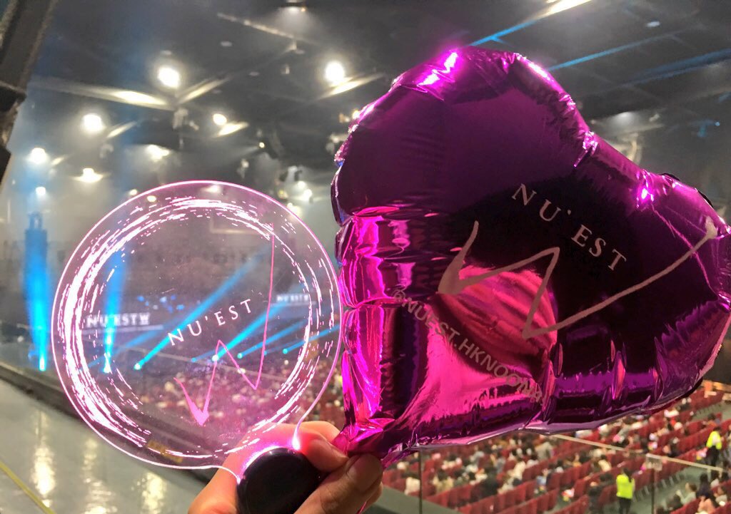 janinekwon_'s tweet image. Sharing you pics I’ve taken of our beautiful lightsticks since 2017❤️(1)
#뉴이스트와_러브는_다시봄
Always and forever, NU’EST
#FOREVER_SPRING_NUEST
반딧봉 들고 다시 만나요❤️❤️