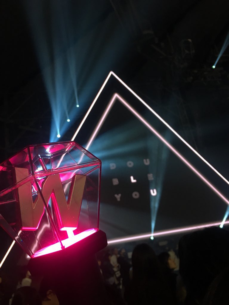 janinekwon_'s tweet image. Sharing you pics I’ve taken of our beautiful lightsticks since 2017❤️(1)
#뉴이스트와_러브는_다시봄
Always and forever, NU’EST
#FOREVER_SPRING_NUEST
반딧봉 들고 다시 만나요❤️❤️