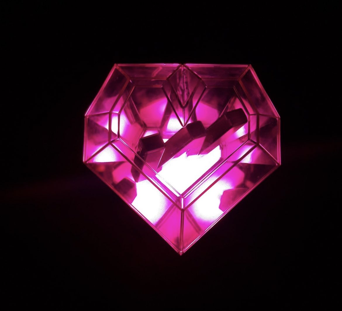 janinekwon_'s tweet image. Sharing you pics I’ve taken of our beautiful lightsticks since 2017❤️(1)
#뉴이스트와_러브는_다시봄
Always and forever, NU’EST
#FOREVER_SPRING_NUEST
반딧봉 들고 다시 만나요❤️❤️