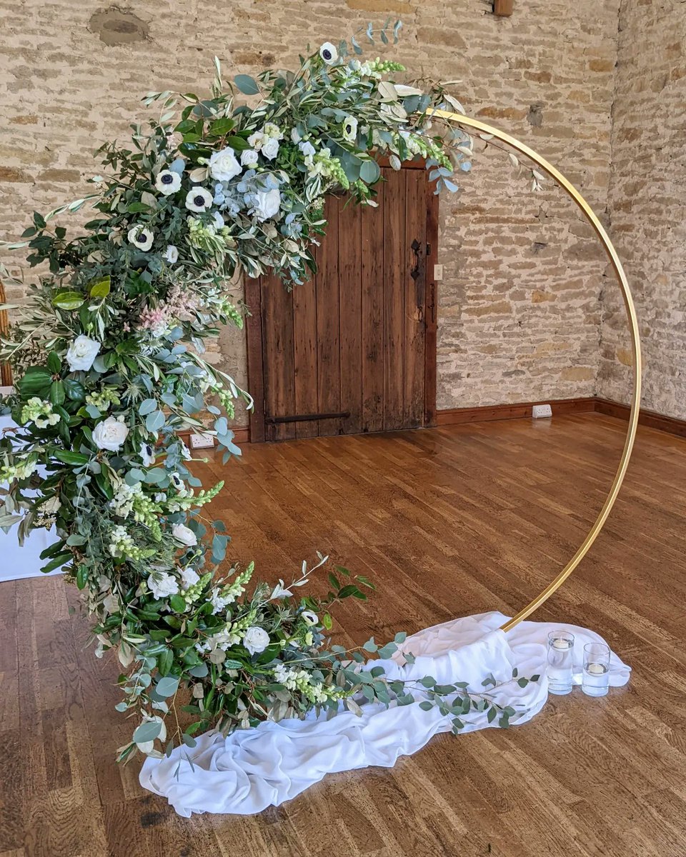 It would be rude not to share this ceremony Moongate on here, recently created for a beautiful spring wedding <a href="/TheGreatBarn/">The Great Barn Aynho</a> 🌿

#moongate #NORTHAMPTONSHIRE #weddingfloristnorthampton