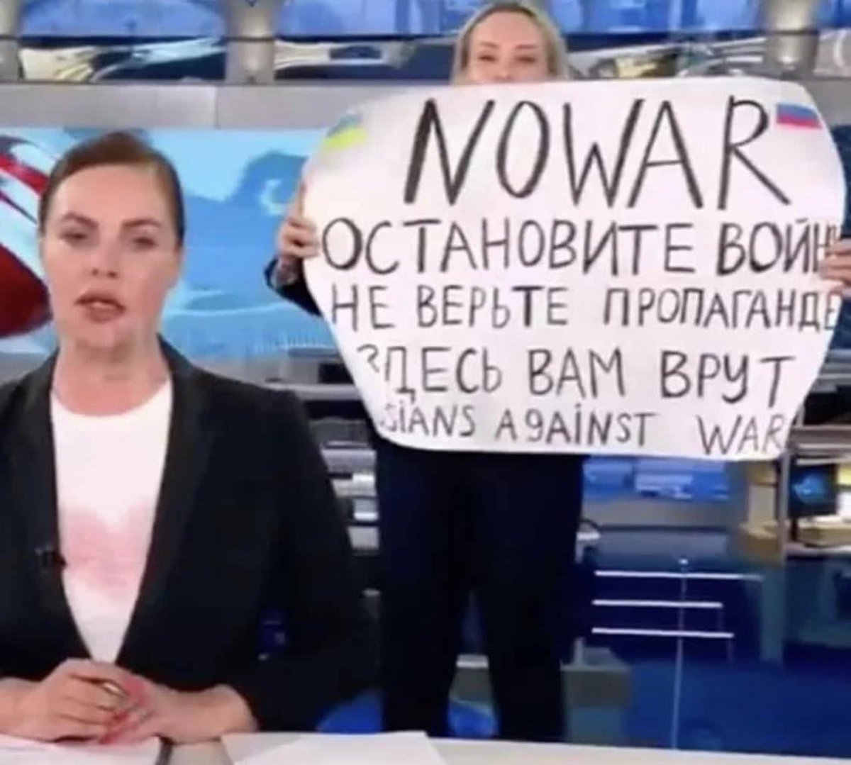 RT.🇺🇦
Quelques secondes de courage ou Marina Ovsyannikova montre son désaccord à l’autorité Russe. 
A notre tour, à aidons là, en la soutenant. #MarinaOvsyannikova 👏👏#nowar