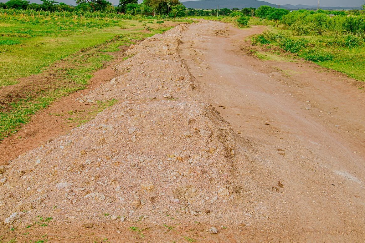 simiyu_region's tweet photo. "Sina na sijawahi kuwa na subira kwa wakandarasi wababaishaji,Nitoe wito Wakandarasi wote mkae mguu sawa, Nitafuta kazi zote zinazosuasua ili kubaki na wakandarasi wenye uwezo wa kutekeleza kazi kwa mujibu wa mikataba wanayosaini"David Kafulila Mkuu wa Mkoa wa Simiyu. https://t.co/BheVkxQasH