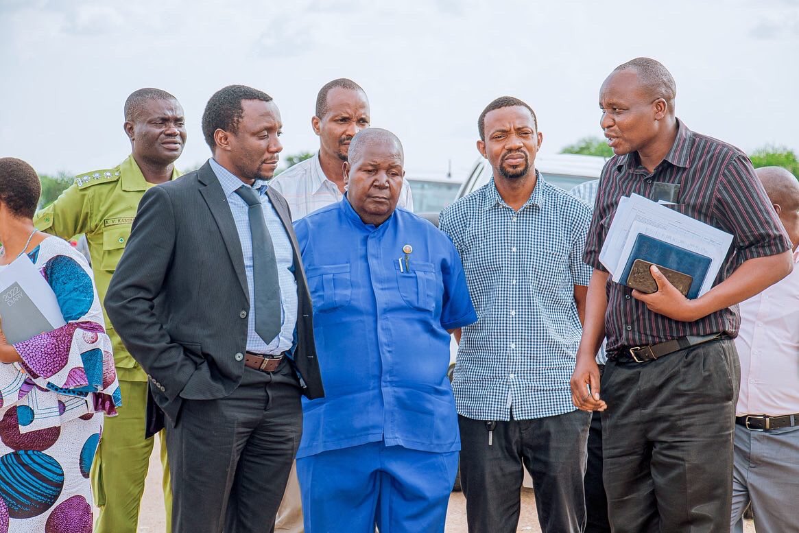 simiyu_region's tweet photo. "Sina na sijawahi kuwa na subira kwa wakandarasi wababaishaji,Nitoe wito Wakandarasi wote mkae mguu sawa, Nitafuta kazi zote zinazosuasua ili kubaki na wakandarasi wenye uwezo wa kutekeleza kazi kwa mujibu wa mikataba wanayosaini"David Kafulila Mkuu wa Mkoa wa Simiyu. https://t.co/BheVkxQasH