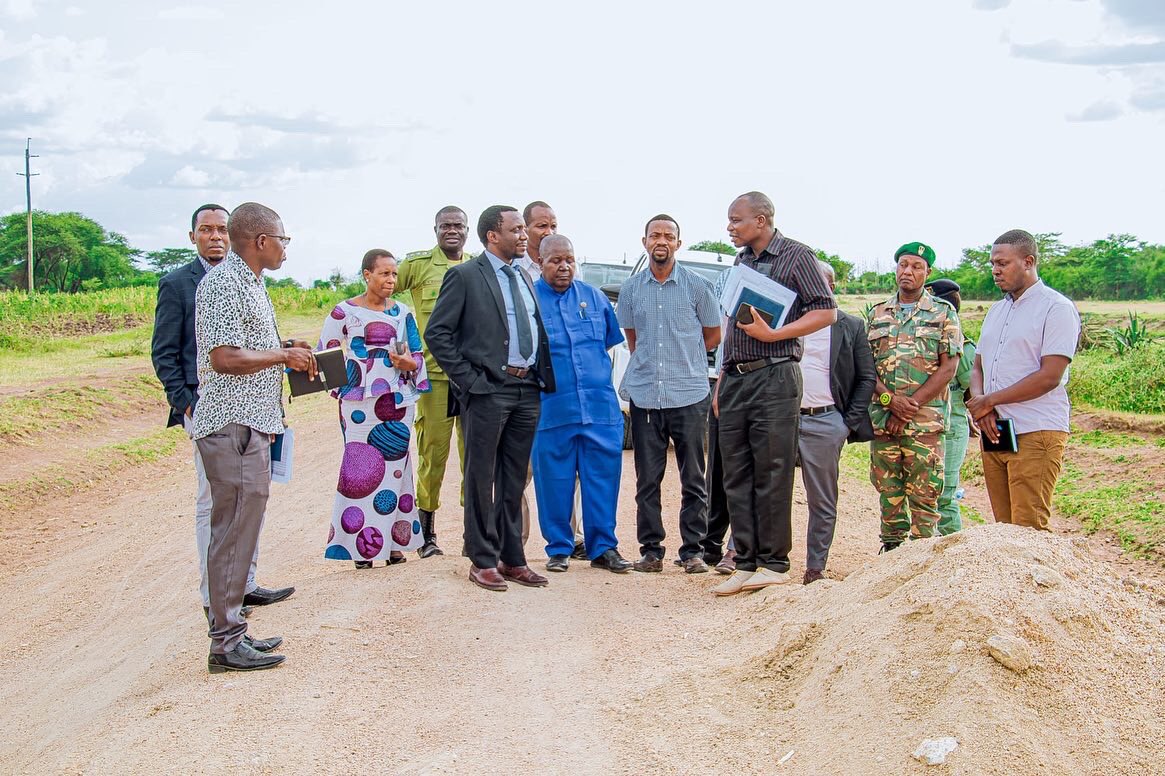 simiyu_region's tweet photo. "Sina na sijawahi kuwa na subira kwa wakandarasi wababaishaji,Nitoe wito Wakandarasi wote mkae mguu sawa, Nitafuta kazi zote zinazosuasua ili kubaki na wakandarasi wenye uwezo wa kutekeleza kazi kwa mujibu wa mikataba wanayosaini"David Kafulila Mkuu wa Mkoa wa Simiyu. https://t.co/BheVkxQasH