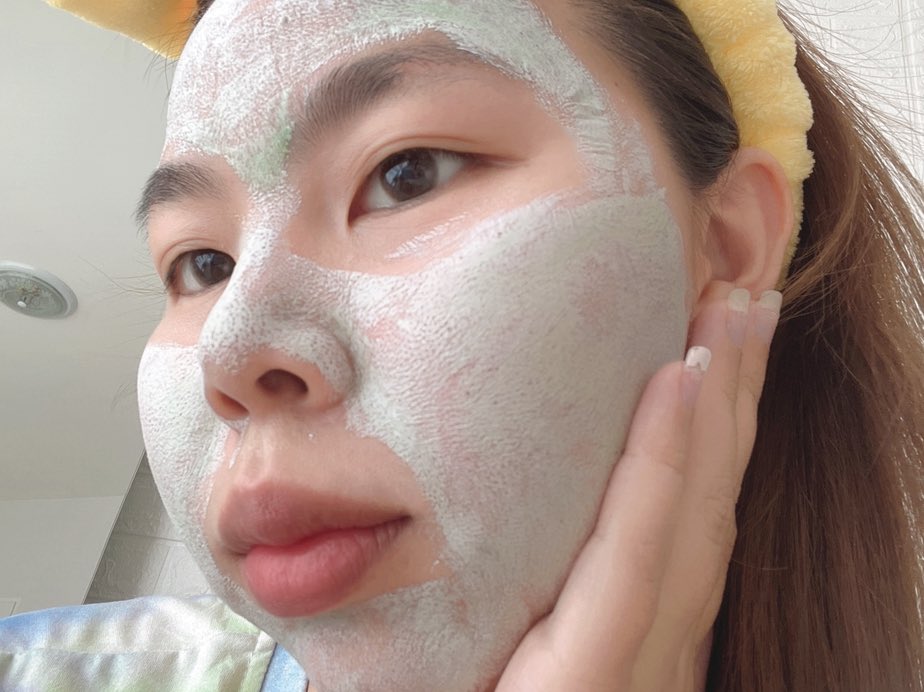 foeiichnun's tweet photo. มาส์กสิวในตำนาน #มาส์กสิวBK ต้องมีติดบ้านไว้เลย ลดสิว ลดอักเสบ ดีท๊อกซ์ผิวดีมาก จะมาส์กเฉพาะจุดก็ได้ แต่ส่วนตัวชอบมาส์กทั้งหน้า มันเย็นสบายผิวดี หอมกลิ่นมิ้นท์ด้วย ลดความมัน สิวแบบแห้ง แข็งเลยแหละ ใช้แล้วผ่อนคลายดี พิกัด7-11 #BKMask #ใช้ดีบอกต่อ #รีวิวBK #สกินแคร์รักษาสิว https://t.co/f73CR8OIxK