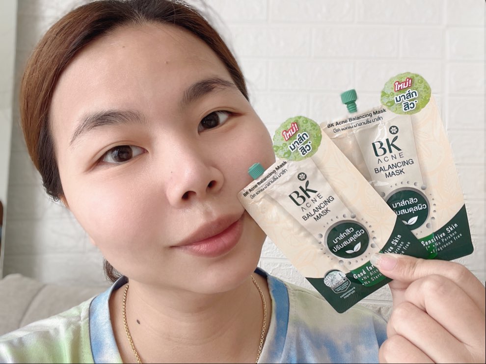 foeiichnun's tweet photo. มาส์กสิวในตำนาน #มาส์กสิวBK ต้องมีติดบ้านไว้เลย ลดสิว ลดอักเสบ ดีท๊อกซ์ผิวดีมาก จะมาส์กเฉพาะจุดก็ได้ แต่ส่วนตัวชอบมาส์กทั้งหน้า มันเย็นสบายผิวดี หอมกลิ่นมิ้นท์ด้วย ลดความมัน สิวแบบแห้ง แข็งเลยแหละ ใช้แล้วผ่อนคลายดี พิกัด7-11 #BKMask #ใช้ดีบอกต่อ #รีวิวBK #สกินแคร์รักษาสิว https://t.co/f73CR8OIxK