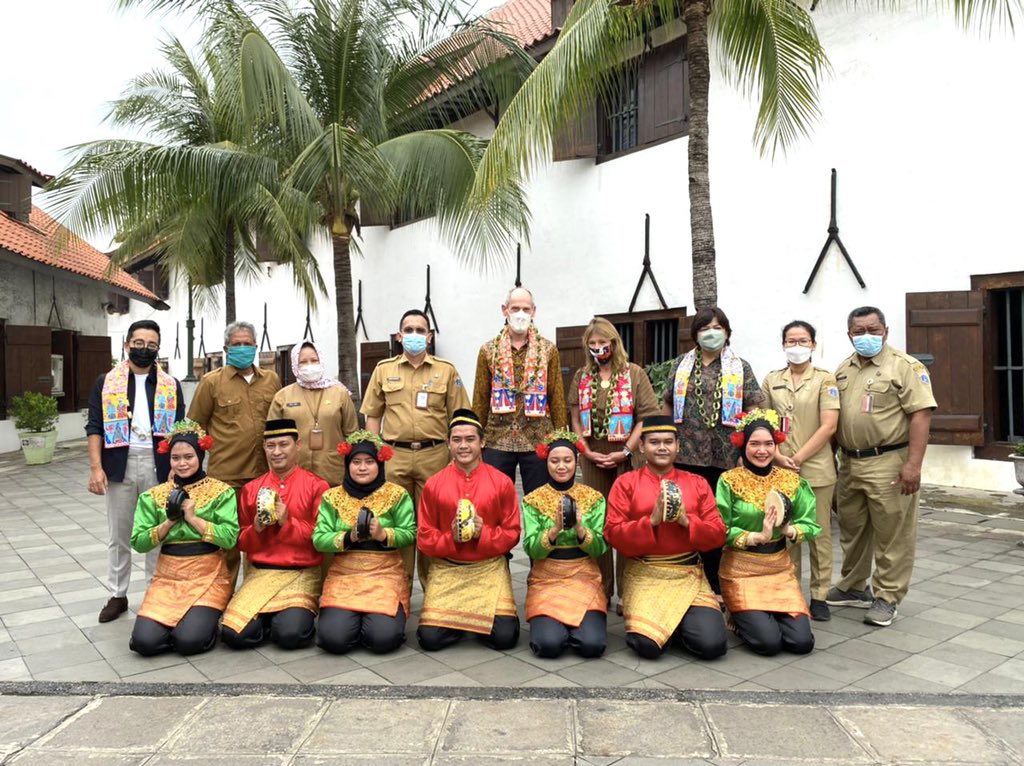 NLinIndonesia's tweet photo. Terima kasih @MuseumBahariJKT!
Today, Ambassador @LambertGrijns was guided by enthusiastic museum professionals to see the impressive collection of boats and other artifacts from all over Nusantara located in former VOC warehouses in Jakarta Utara ⛵️
#culturaldiplomacy #NLID https://t.co/EPQuUmr2ua