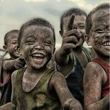 لايأس

 لا بأس ياقلْبُ إنْ ضاقتْ بك الحالُ
    لا تأسَ فالخلْق بالأرْجاء أحوالُ 

هاكمْ جريحًا علىٰ الأنّات مُبتسمًا
   وقلْبهُ في العنا والهمّ يُغتالُ

 لا يأس فالكون مقْسومٌ بحكْمتهِ 
  ومنْ ينالُ الرّضا بالشّهد يخْتالُ 

خالد