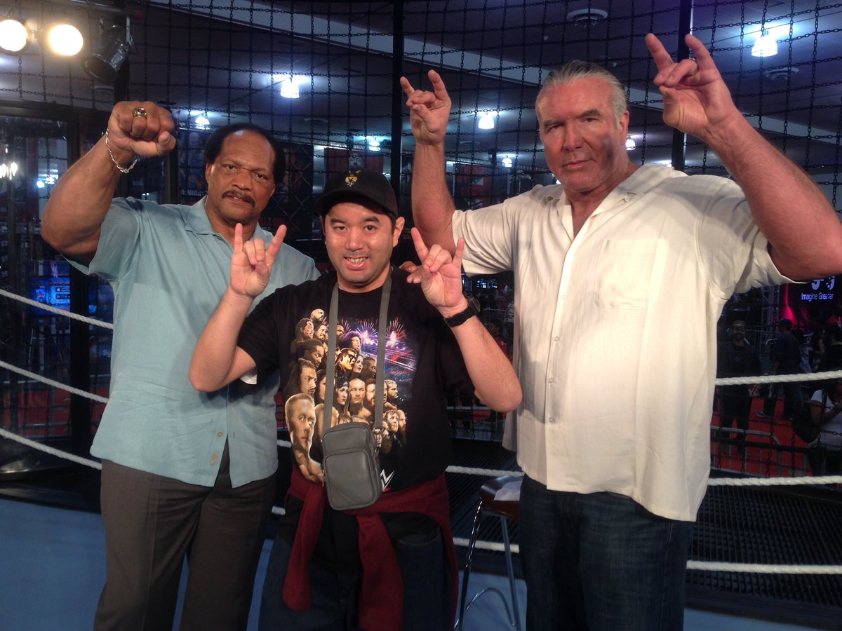 urumanx9's tweet photo. RIP Scott Hall Thank u for taking a picture with me #RIPScottHall https://t.co/yS4XX4wz2q