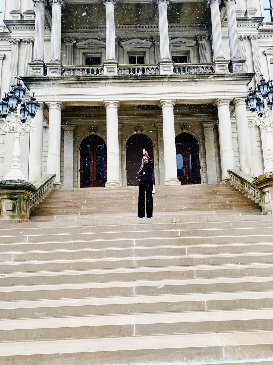 CatreeseQ's tweet photo. #allmichiganacademicteam
Standing on the steps of Michiganβs State Capitol, defying every stereotype, canceling bias, and putting my foot on the neck of oppression. I AM #CCSmart! Proud to represent the largest International Honor Society in the world Phi Theta Kappa ππ½ββοΈπ₯π¬ https://t.co/CqEPLfFb9J