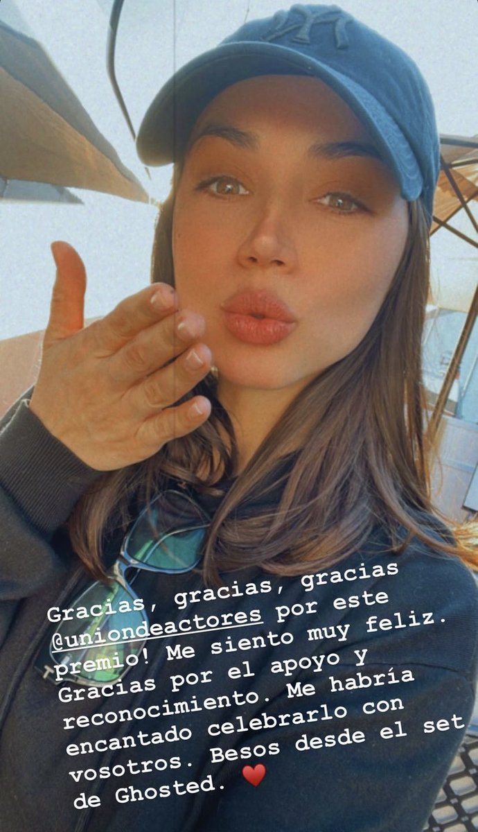 Ana de Armas agradeciendo por su premio en #30PremiosUA vía Instagram stories