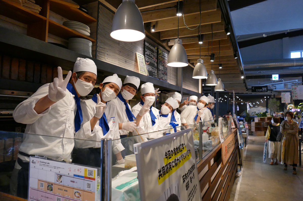 ryoma_kcc's tweet photo. 今週は今年の調理系学科を振り返りツイート。
4月は蔦屋書店の販売実習!だし巻きサンド、好評でした🥚🥪
#調理経営学科 #調理師学科 #教員のつぶやき #情ビ #lookback2021 https://t.co/QRVquvTcSh