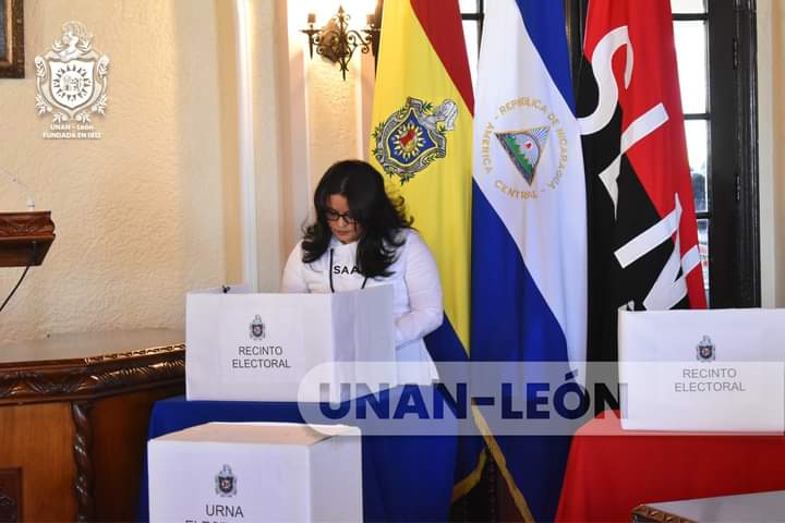 SapitaFSLN's tweet photo. #SAAMUNANLeon con cariño y alegría Felicita a la fórmula electa para la Rectoria @unanleon período 2022-2026 ¡Vamos Adelante! a seguir cumpliendole al pueblo, a la comunidad universitaria todo juntos seguimos 
#UnidosEnVictorias es nuestro el porvenir #LeonRevolucion https://t.co/mIm5Ea2H9R