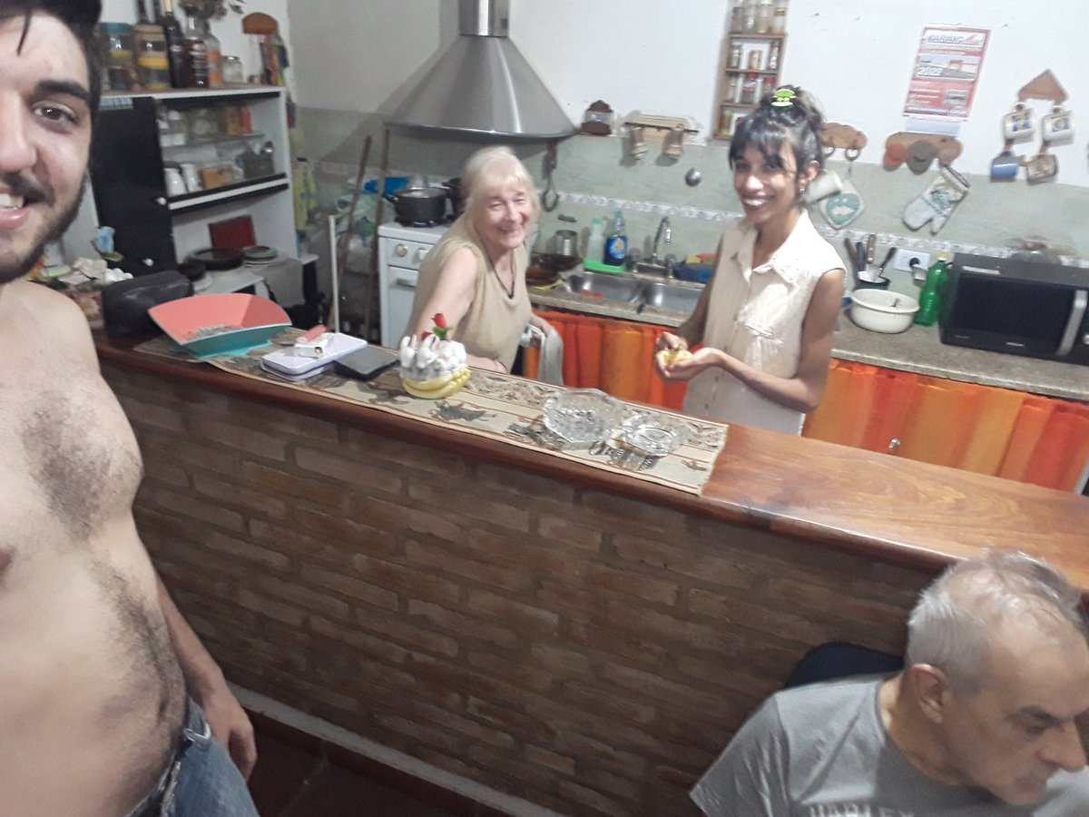 ivette_mar13's tweet photo. Cocinamos la vida y cocinamos la cura. Cocinamos historias y chismes. Comentamos. Nos aturdimos. Nos reímos. Agregamos una pizca de sal. Y finalmente sabe dulce, siempre dulce. https://t.co/mtu228lX6W