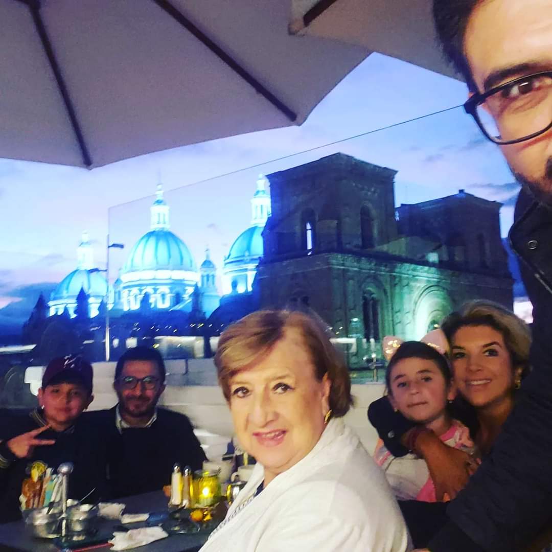 "Si quieres cambiar el mundo ve a tu casa y ama a tu familia". 

¡Una buena noche amigos!👊