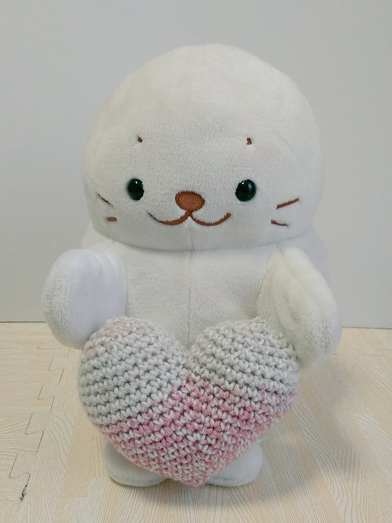 mochi11299's tweet photo. ダイソーのミックスケークで編んだら大きめのハートになりました
しろたんと一緒に平和祈願…
#ハート編もうぜ
#しろたん https://t.co/xBLmDnt0gp