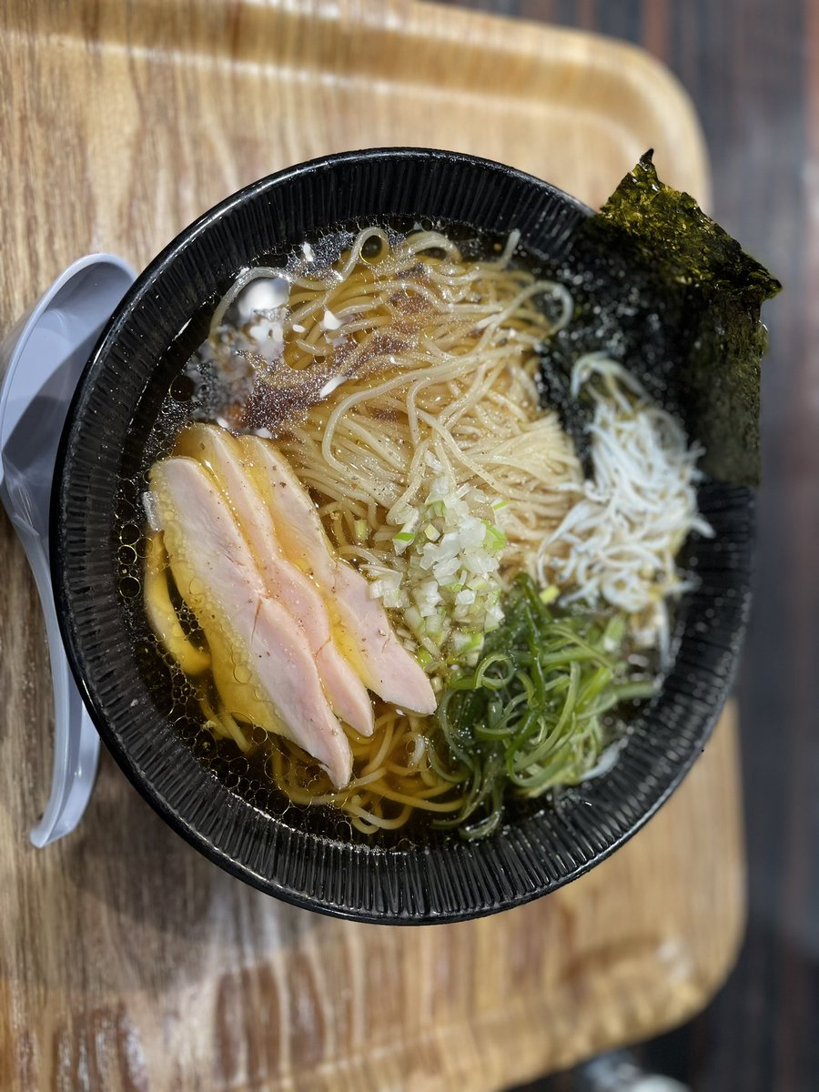evisuno_can's tweet photo. 今日のお昼はらーめん！！
北千住東口にあるpuedo barさんで
あっさり醤油のラーメンをいただきました！
東北のうまみががっつり！
@puedobar https://t.co/HVwGXweMhx