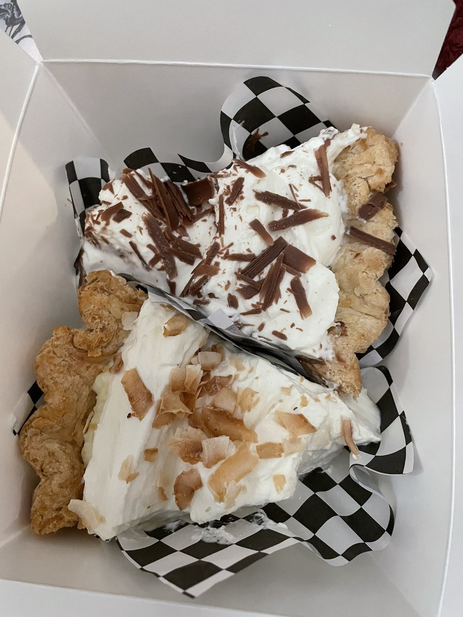 WatchGirlsPlay's tweet image. Happy #piday2022 we had to celebrate with pizza and some #pidaypie 💜