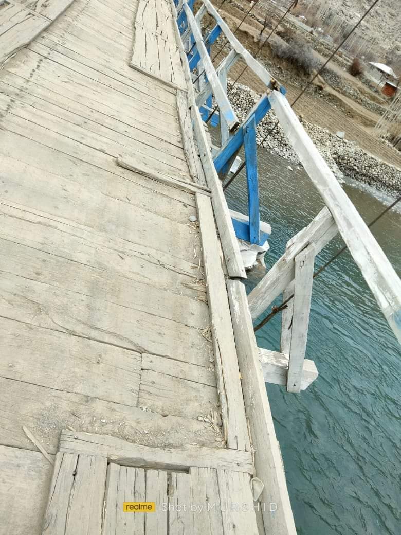 TeamGhizer's tweet photo. 500 گھرانو�� پر مشتمل گاوں سمال کا معلق پل خستہ حالی کا شکار کسی بھی وقت بڑا حادثہ رونما ہوسکتا ہے، حکام فوری نوٹس لے.
Courtesy: Pamir Today.
@DCGhizer @RandhawaAli @AbdulKhalidPTI @FatehUllahPTIGB https://t.co/RVltff61rJ