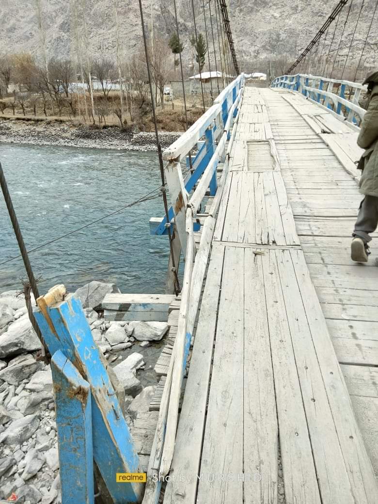 TeamGhizer's tweet photo. 500 گھرانو�� پر مشتمل گاوں سمال کا معلق پل خستہ حالی کا شکار کسی بھی وقت بڑا حادثہ رونما ہوسکتا ہے، حکام فوری نوٹس لے.
Courtesy: Pamir Today.
@DCGhizer @RandhawaAli @AbdulKhalidPTI @FatehUllahPTIGB https://t.co/RVltff61rJ