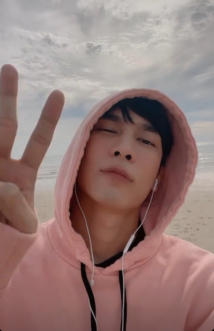MewSyapiTul's tweet photo. #MewSyapi selca day entryyy
#MewlionsSelcaDay
#4thBDMewlionsofMEW https://t.co/hHLZRr8iMi