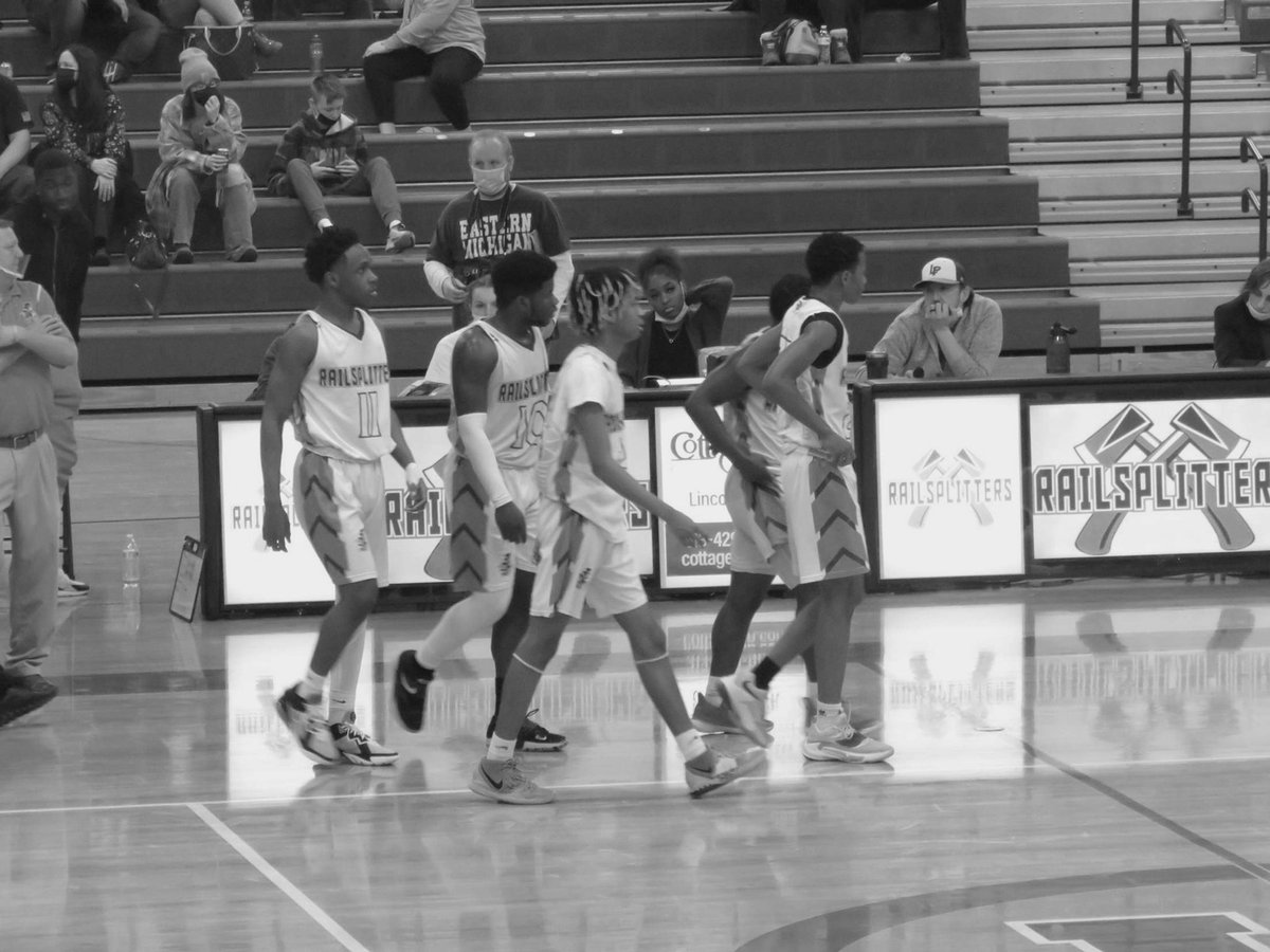 cee_jaiii's tweet photo. end of a era🖤
•thank you to the coaches and the staff of lincoln park
•thank you to the game of basketball for a chance
•last but not least…thank you to my teammate’s..wouldn’t have wanted this to end with nobody other than this group right here https://t.co/0529PXaNc6