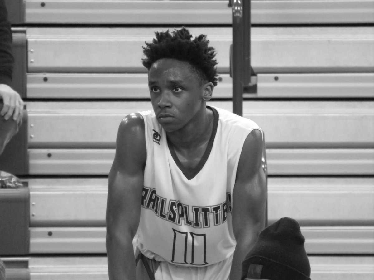 cee_jaiii's tweet photo. end of a era🖤
•thank you to the coaches and the staff of lincoln park
•thank you to the game of basketball for a chance
•last but not least…thank you to my teammate’s..wouldn’t have wanted this to end with nobody other than this group right here https://t.co/0529PXaNc6