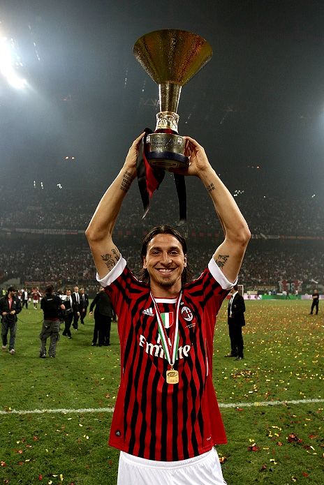 rossonerinewsid's tweet photo. Berharap Ibra bisa mengangkat piala lagi di akhir musim ini bersama Milan https://t.co/rRbNpL6c4p