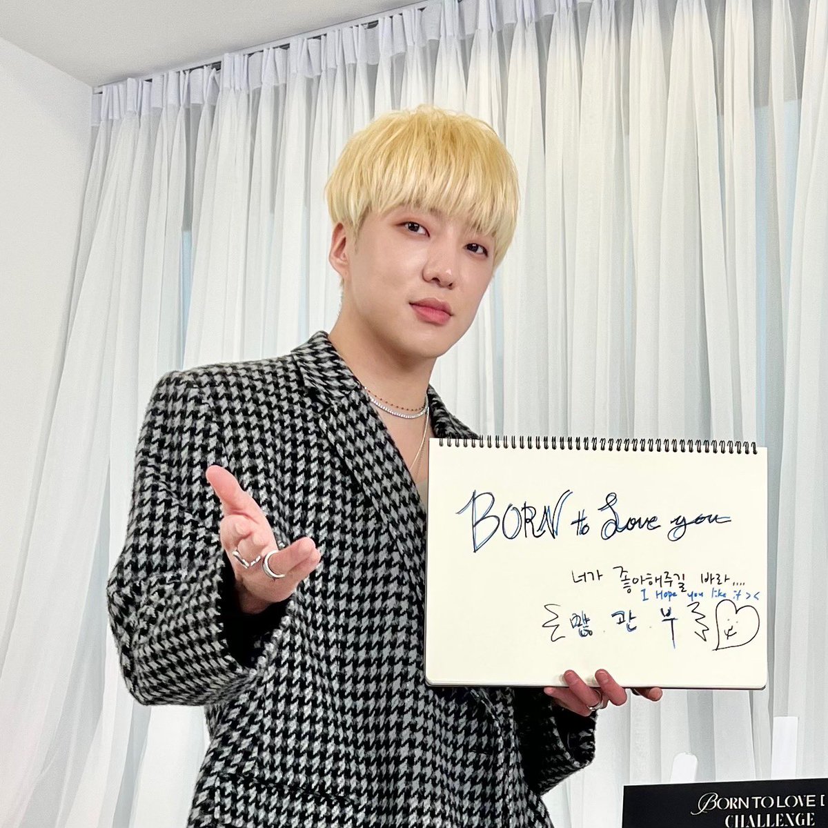 official_yoon_'s tweet photo. #BORNTOLOVEYOU 행복하게 즐기고 계신가요? 저도 힘내서 열심히 할게용🤍 https://t.co/fSd3MuGwWM