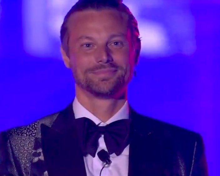 bichota99's tweet photo. Ha preso alla lettera la frase "il sorriso non lo perder mai qualunque cosa ti accada" che letteralmente è "anche se perdi, convintissimo dall'inizio di aver vinto, continua a far finta di essere felice"

Ore 05.06 e sono ancora qua a gioire della sconfitta dell'invidia. #jeru https://t.co/LLr9RHLt0i
