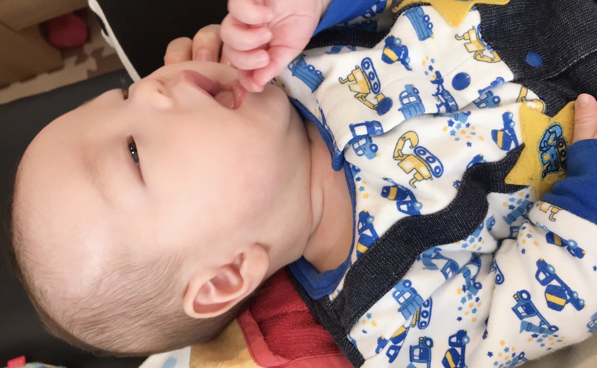 近江知永 次男坊 おかげさまで今日で3ヶ月となりました 夜長く寝てくれる日もたまにありますが 2 3時に起きてしまうこともしばしば お腹の中から出てきたばかりだもんね ご機嫌な時はよく笑ってくれます とにかく健やかに育ってくれたらいいなぁ