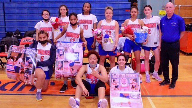 JeeannaP2's tweet photo. 💕💕♾                                                       #biggerthanbasketball #family #girlsbasketball #psal #hoops #seniornight2022 https://t.co/8XU1LBWa8m