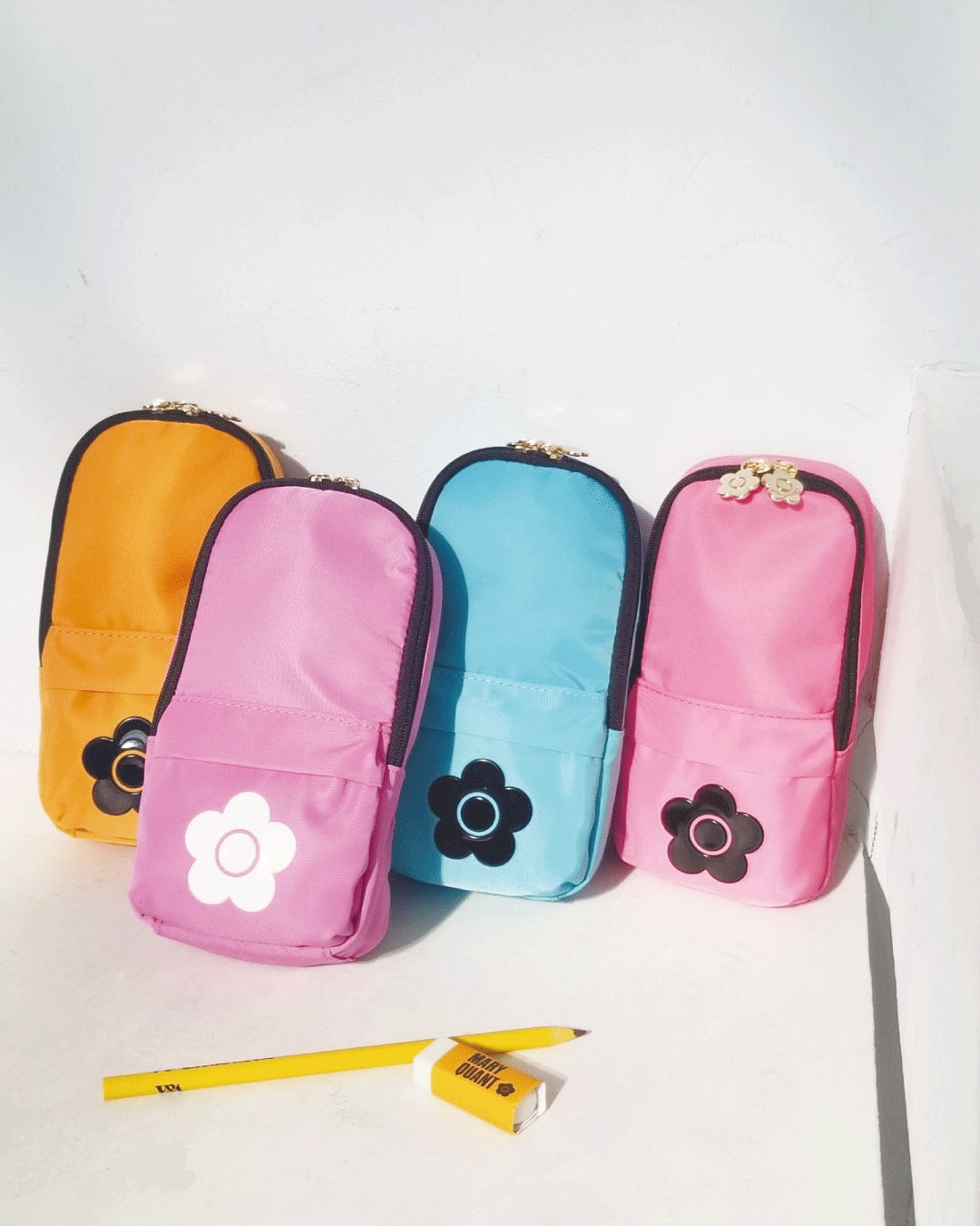 Mary Quant Official デイジーリュックダイカットペンケース T Co 4yldzupmjq 遊び心あるリュック型のペンケース 画像左から2番目パープルはオンラインショップ限定カラー ほかにブラックも ペンケース以外のアイテムはイメージです
