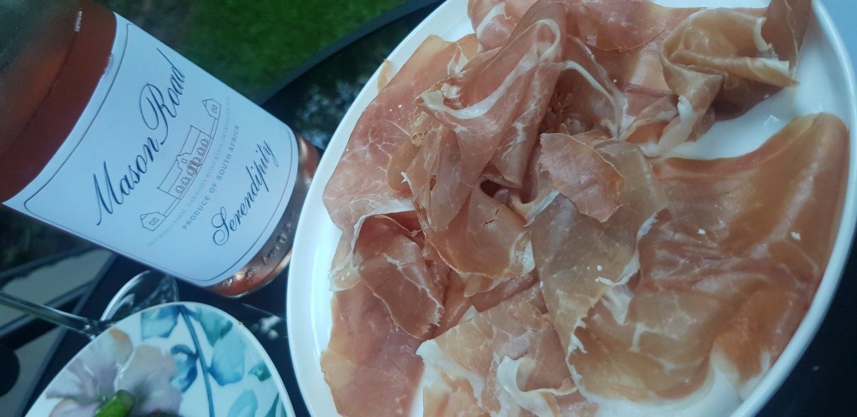 capewinereview's tweet photo. Culatello ham, cheese beef burger, asparagus and tomatoes, perfectly matched with the outstanding Mason Road Serendipity Paarl Rosé, a judicious Syrah Grenache Noir &amp; Cinsault blends by 
Brookdale Farm 

#southafrica #wine #miguelchan #paarl #roséallday #brookdalefarm #masonroad https://t.co/8J02FbbYSR