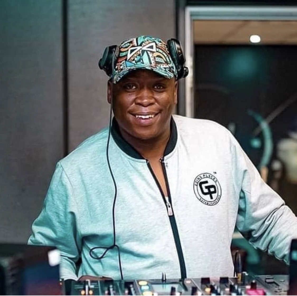 METROFMSA's tweet photo. #CelebCatchUp : @MosheNdiki chats to DJ & producer @bantu_elements about amapiano, its origins, his come up, the DJ scene and more.
#TheMorningFlava
@moflavadj @owenhannie @melbala https://t.co/uUELwDQLVU